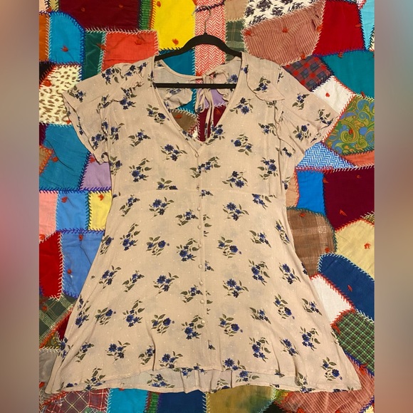 Boohoo Tea dress with open back and angel sleeve in pink floral - Picture 4 of 9